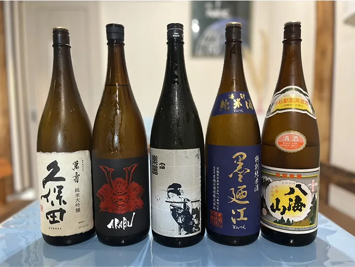 日本酒のボトルが並んでいる様子
